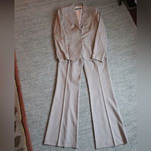 Gorgous classic Elie Tahari pant suit size 4